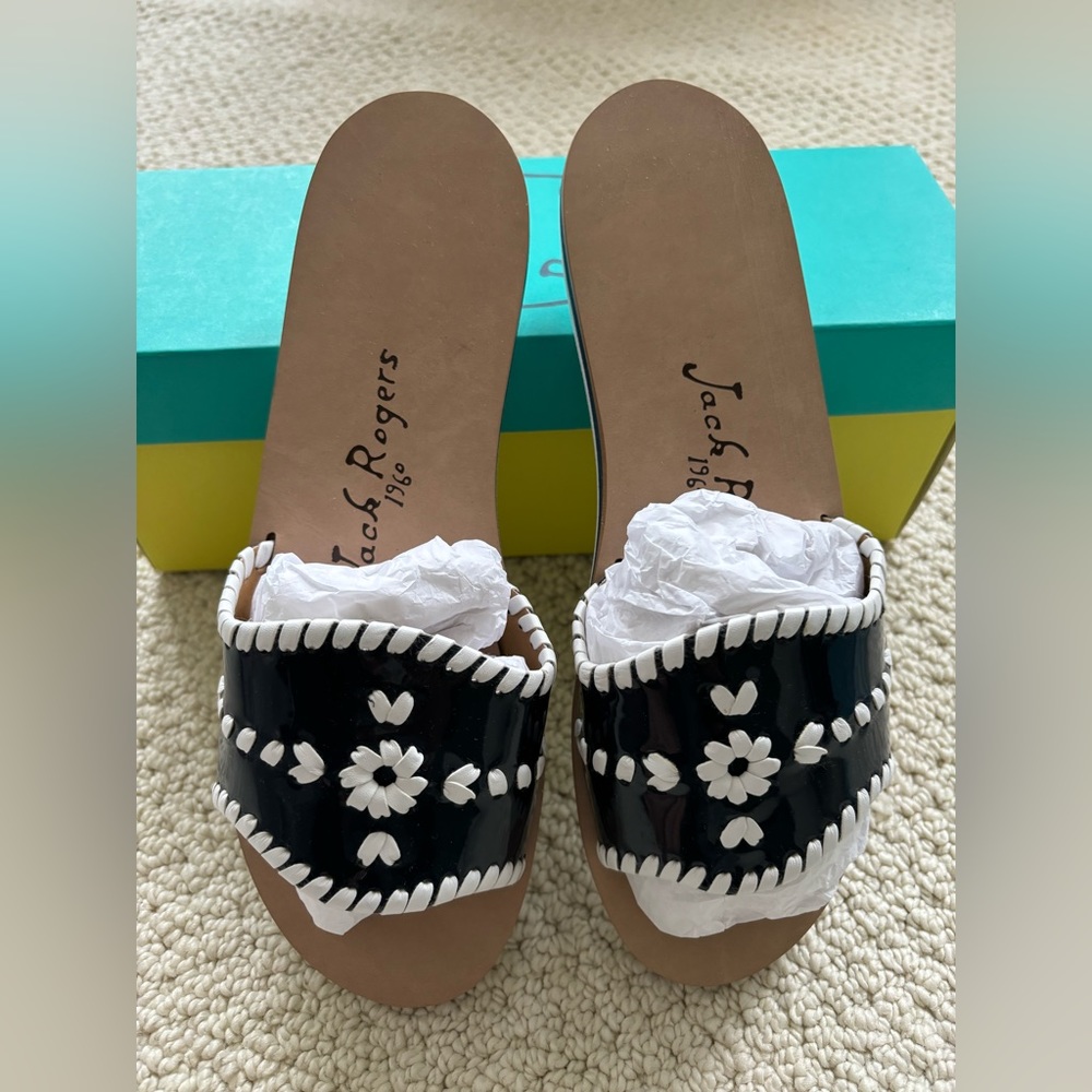 NWT and box. Jack Rodger’s sanibel slides. Navy size 7
